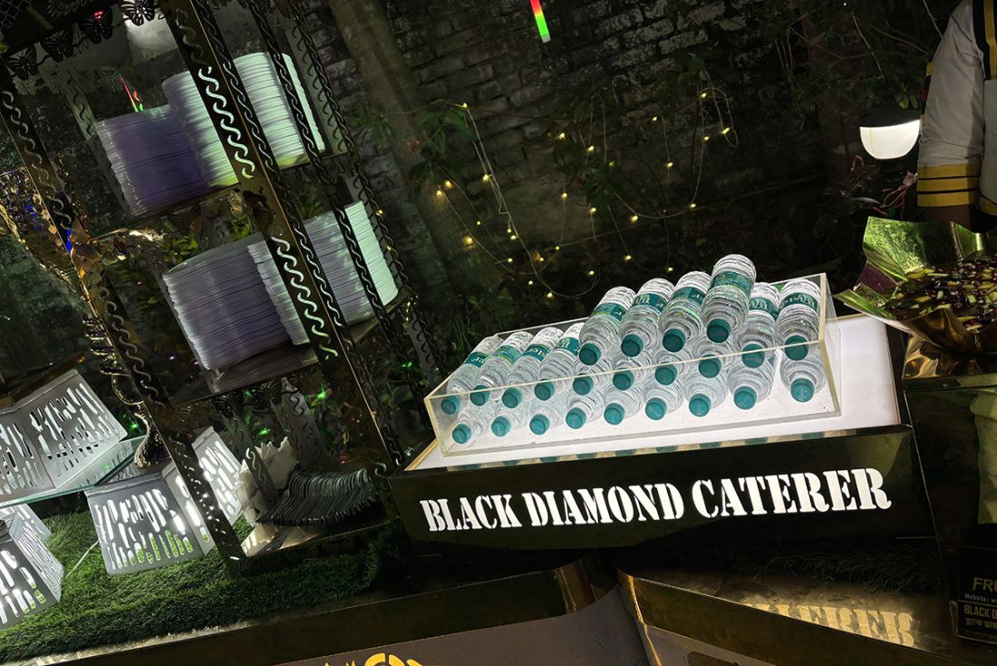 luxury-catering-setup-water-bottle-display-black-diamond